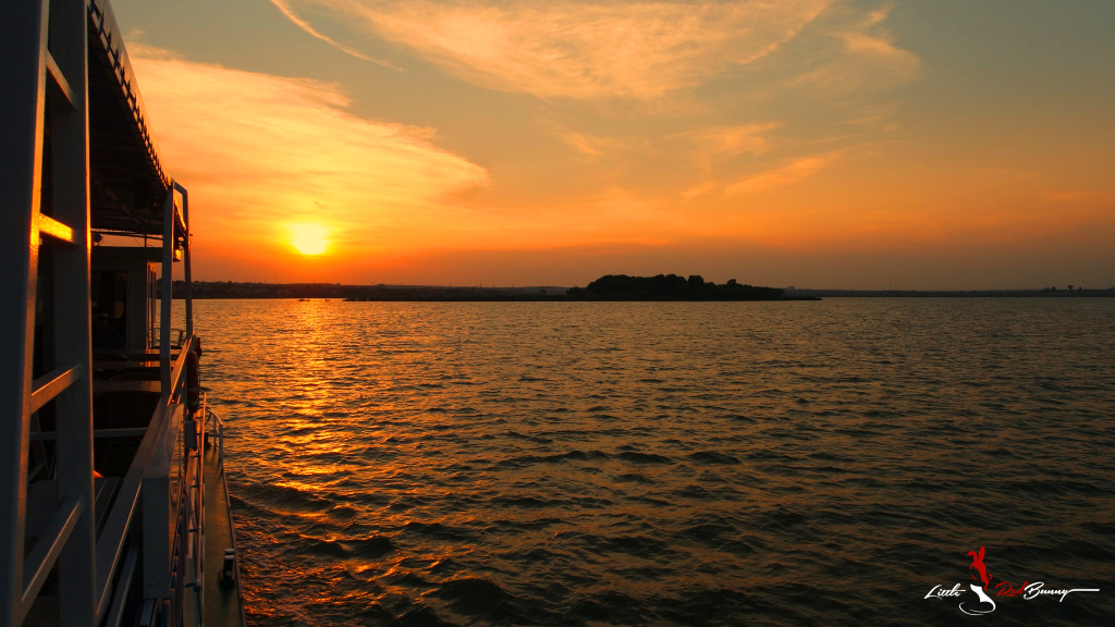 Our destination: a little island on Lake Siutghiol.